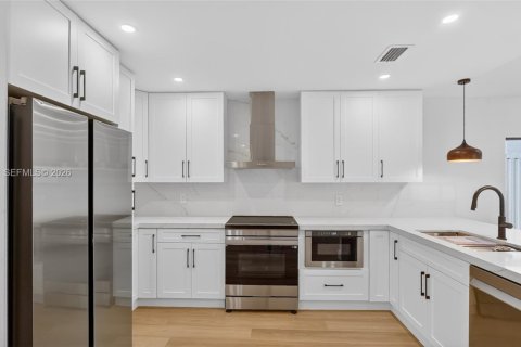 House in Miami, Florida 3 bedrooms, 128.86 sq.m. № 2046576 - photo 18