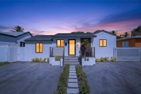 House in Miami, Florida 3 bedrooms, 128.86 sq.m. № 2046576 - photo 2