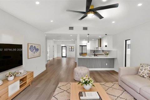 House in Miami, Florida 3 bedrooms, 128.86 sq.m. № 2046576 - photo 20