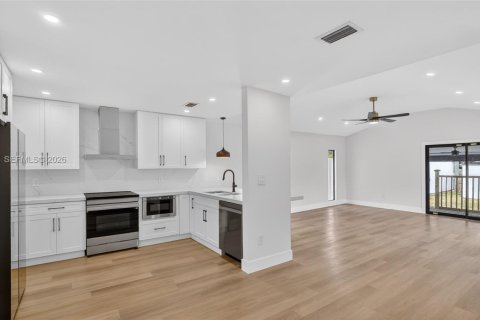 House in Miami, Florida 3 bedrooms, 128.86 sq.m. № 2046576 - photo 17