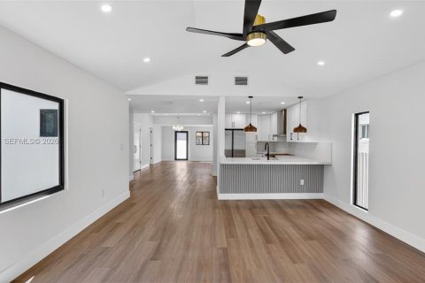House in Miami, Florida 3 bedrooms, 128.86 sq.m. № 2046576 - photo 16