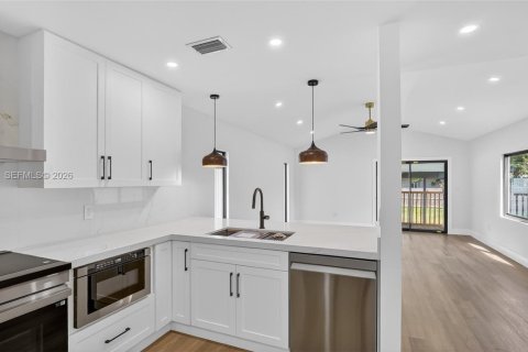 House in Miami, Florida 3 bedrooms, 128.86 sq.m. № 2046576 - photo 11