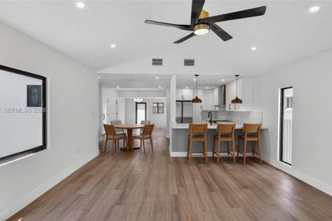 House in Miami, Florida 3 bedrooms, 128.86 sq.m. № 2046576 - photo 15