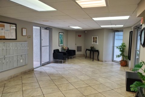Condo in Lauderhill, Florida, 2 bedrooms  № 2194450 - photo 4