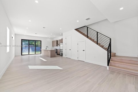 Immobilier commercial à vendre à Miami, Floride: 218.41 m2 № 2002523 - photo 11