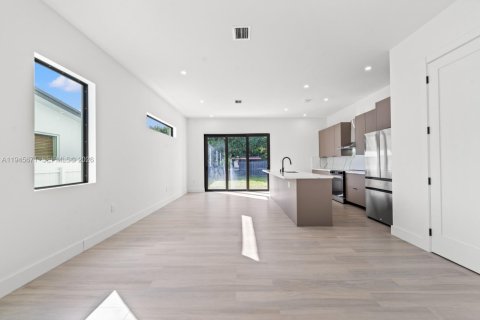 Immobilier commercial à vendre à Miami, Floride: 218.41 m2 № 2002523 - photo 12