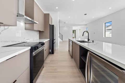 Immobilier commercial à vendre à Miami, Floride: 218.41 m2 № 2002523 - photo 17