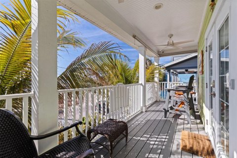 House in Gulfport, Florida 4 bedrooms, 217.39 sq.m. № 2109426 - photo 3