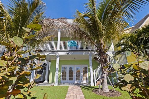 House in Gulfport, Florida 4 bedrooms, 217.39 sq.m. № 2109426 - photo 2