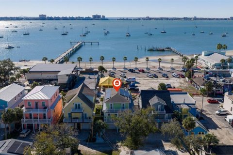 House in Gulfport, Florida 4 bedrooms, 217.39 sq.m. № 2109426