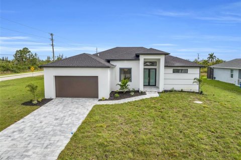 House in Port Charlotte, Florida 4 bedrooms, 176.98 sq.m. № 2141597