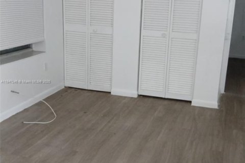 House in Miami, Florida 1 bedroom, 550.82 sq.m. № 1845720 - photo 4