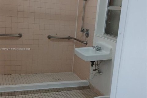 House in Miami, Florida 1 bedroom, 550.82 sq.m. № 1845720 - photo 6