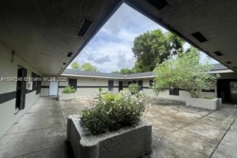 House in Miami, Florida 1 bedroom, 550.82 sq.m. № 1845720 - photo 1