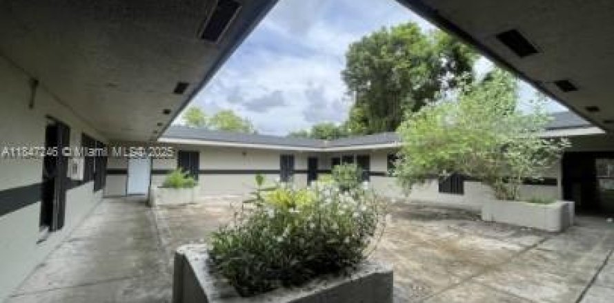 House in Miami, Florida 1 bedroom, 550.82 sq.m. № 1845720
