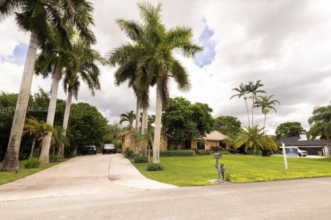 Casa en venta en Davie, Florida, 4 dormitorios, 279.08 m2 № 1945773 - foto 3