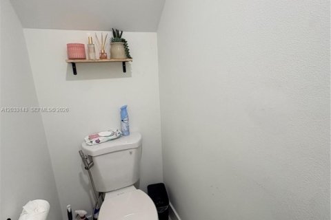 Townhouse in Miami, Florida 2 bedrooms, 110.55 sq.m. № 2077971 - photo 9