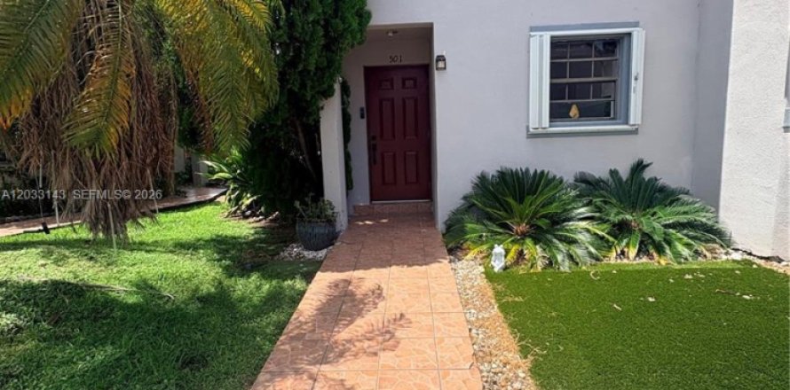 Townhouse in Miami, Florida 2 bedrooms, 110.55 sq.m. № 2077971