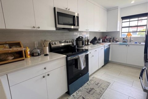 Townhouse in Miami, Florida 2 bedrooms, 110.55 sq.m. № 2077971 - photo 4