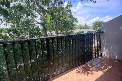 Townhouse in Miami, Florida 2 bedrooms, 110.55 sq.m. № 2077971 - photo 16