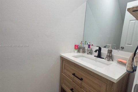 Townhouse in Miami, Florida 2 bedrooms, 110.55 sq.m. № 2077971 - photo 8