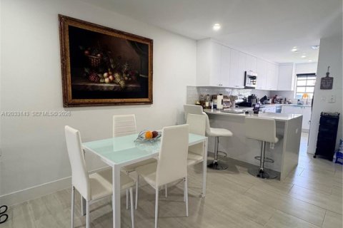 Townhouse in Miami, Florida 2 bedrooms, 110.55 sq.m. № 2077971 - photo 6