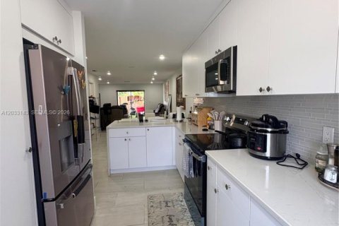 Townhouse in Miami, Florida 2 bedrooms, 110.55 sq.m. № 2077971 - photo 2