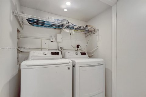 House in Wilton Manors, Florida 3 bedrooms, 124.86 sq.m. № 1840731 - photo 29
