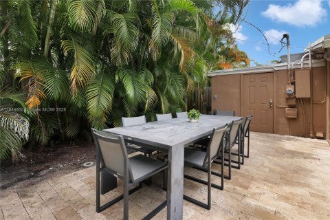 House in Wilton Manors, Florida 3 bedrooms, 124.86 sq.m. № 1840731 - photo 26