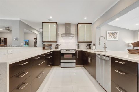 House in Wilton Manors, Florida 3 bedrooms, 124.86 sq.m. № 1840731 - photo 2