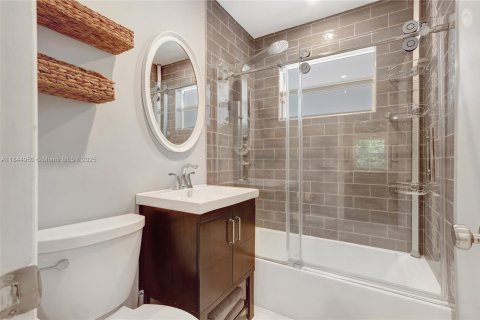 House in Wilton Manors, Florida 3 bedrooms, 124.86 sq.m. № 1840731 - photo 13
