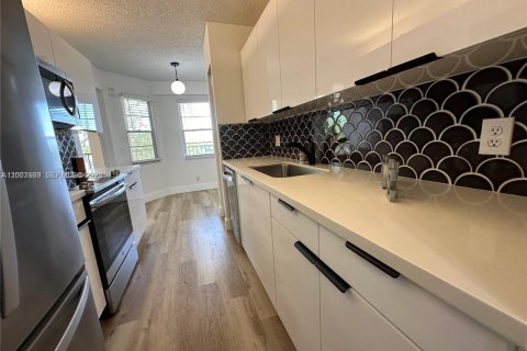 Condominio en Pembroke Pines, Florida, 2 dormitorios  № 2073957