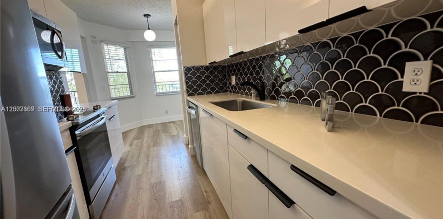 Condominio en Pembroke Pines, Florida, 2 dormitorios  № 2073957