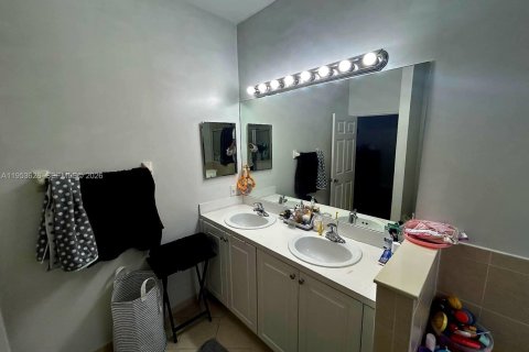 Touwnhouse à vendre à Cutler Bay, Floride: 3 chambres, 141.77 m2 № 2009604 - photo 11