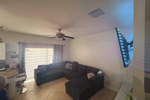 Touwnhouse à vendre à Cutler Bay, Floride: 3 chambres, 141.77 m2 № 2009604 - photo 4