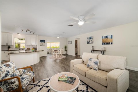 Casa en venta en The Villages, Florida, 2 dormitorios, 128.48 m2 № 1918106 - foto 12