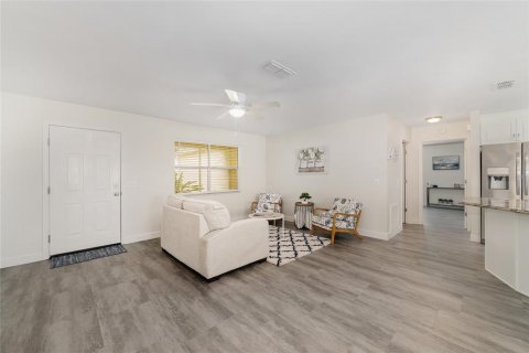 Casa en venta en The Villages, Florida, 2 dormitorios, 128.48 m2 № 1918106 - foto 8