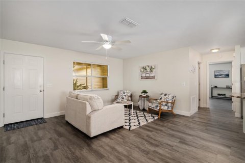 Casa en venta en The Villages, Florida, 2 dormitorios, 128.48 m2 № 1918106 - foto 11