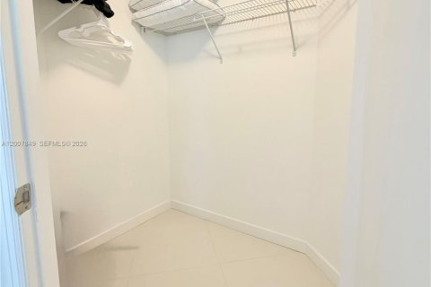 Condo in Miami, Florida, 2 bedrooms № 2073217 - photo 13