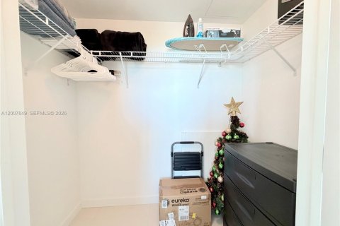 Condo in Miami, Florida, 2 bedrooms № 2073217 - photo 10