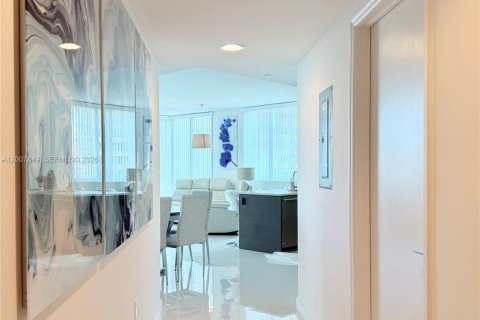 Condo in Miami, Florida, 2 bedrooms № 2073217 - photo 2