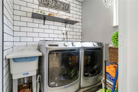 Villa ou maison à vendre à Hollywood, Floride: 4 chambres, 166.67 m2 № 1939697 - photo 15