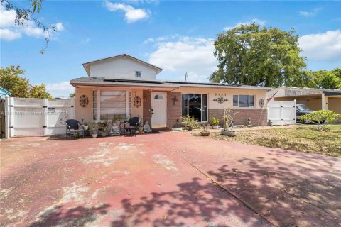 Villa ou maison à vendre à Hollywood, Floride: 4 chambres, 166.67 m2 № 1939697 - photo 1