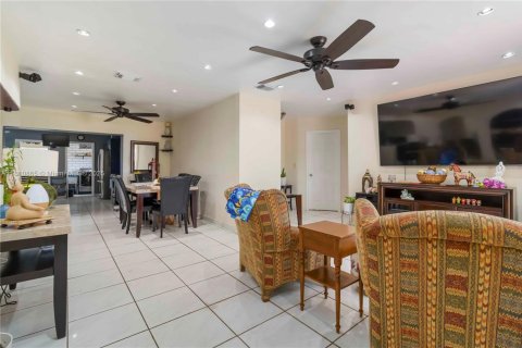 Villa ou maison à vendre à Hollywood, Floride: 4 chambres, 166.67 m2 № 1939697 - photo 5