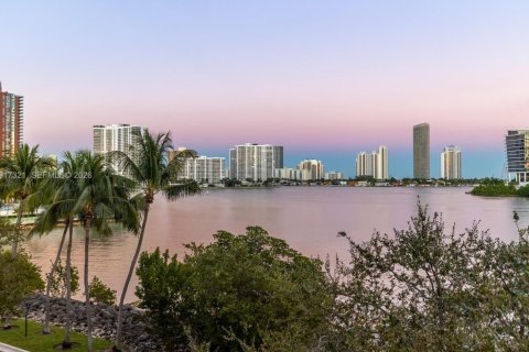Condominio en alquiler en Aventura, Florida, 2 dormitorios, 95.13 m2 № 2062083 - foto 11
