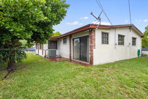 House in Miami, Florida 3 bedrooms, 181.62 sq.m. № 1818629 - photo 27