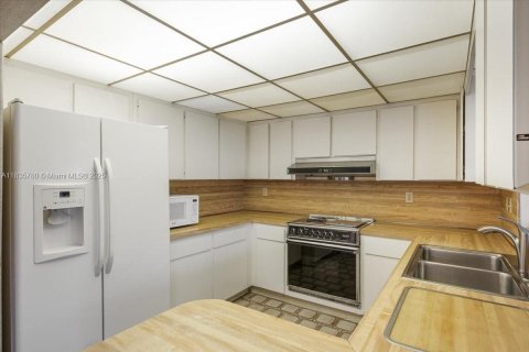 House in Miami, Florida 3 bedrooms, 181.62 sq.m. № 1818629 - photo 12