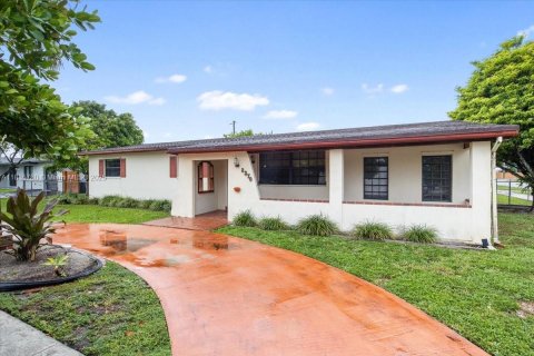 House in Miami, Florida 3 bedrooms, 181.62 sq.m. № 1818629 - photo 2