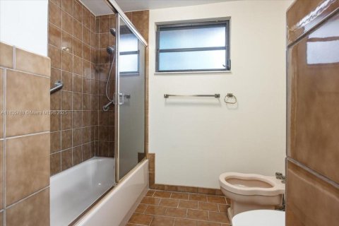 House in Miami, Florida 3 bedrooms, 181.62 sq.m. № 1818629 - photo 18
