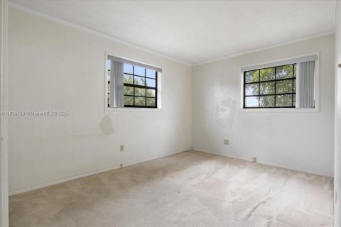 House in Miami, Florida 3 bedrooms, 181.62 sq.m. № 1818629 - photo 16